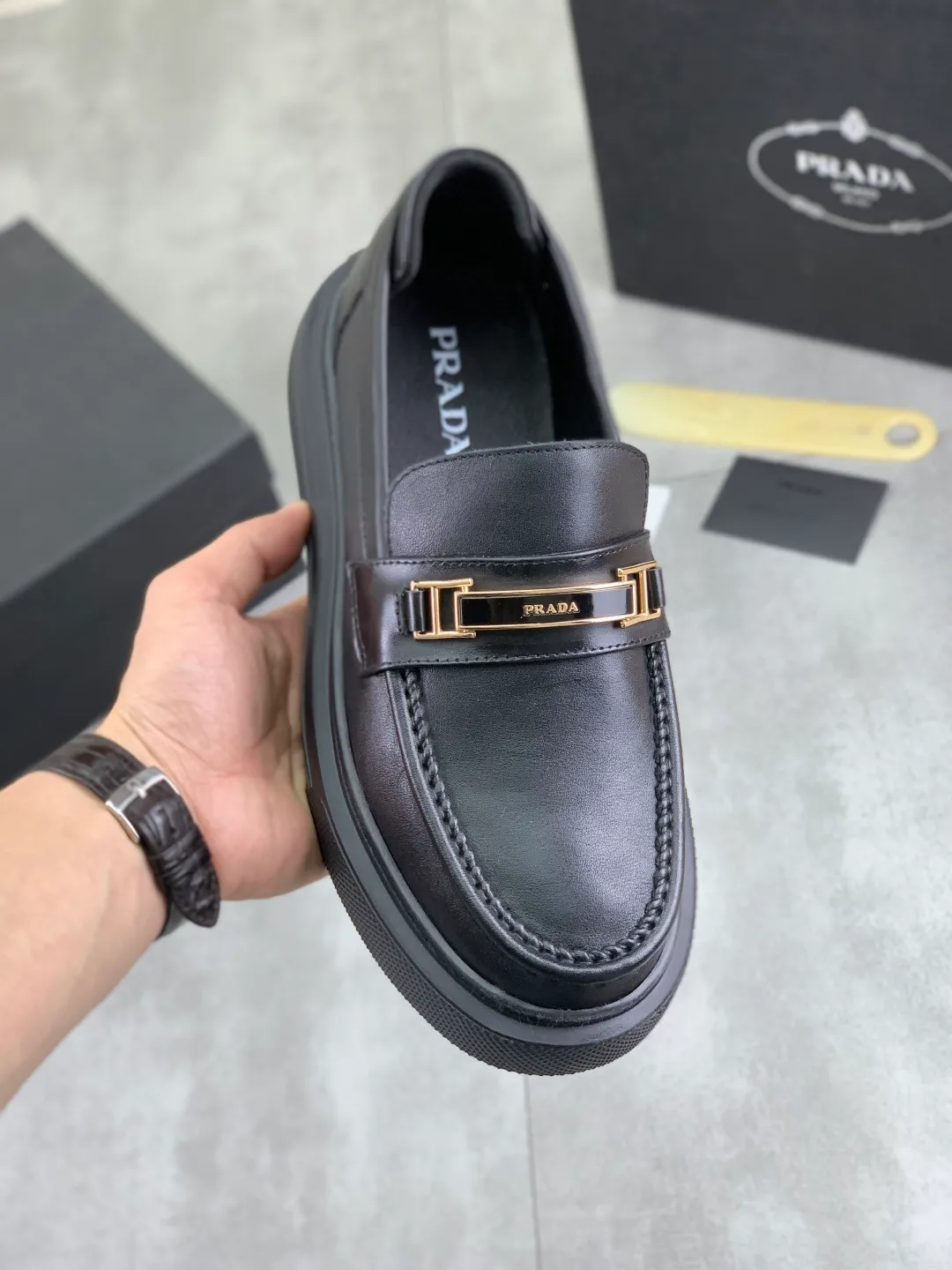 Men's men's shoes 💰P500 New PRADA Prada spring new casual leather shoes Original purchase, development and production Prada men's classic series, technical breathable fabrics with cowhide, casual sports shoes, casual shoes, sports dad shoes combine high-tech breathable materials and cowhide, P family exclusive button decoration on the side. The outsole is full of P italic design and bright colors to show vitality and continue the brand design inspiration. Stroll around the city lightly and feel free and comfortable. Delivered in exquisite packaging 🛍📦 ▪️Material: original customized calfskin with breathable material ▪️Inner lining: cowhide lining ➕cowhide feet ▪️Outsole: open-molded TPU foam material ▪️Sole thickness: 3.5CM ▪️Size: Men's 38-44 (45 can be customized) 4️⃣ colors available